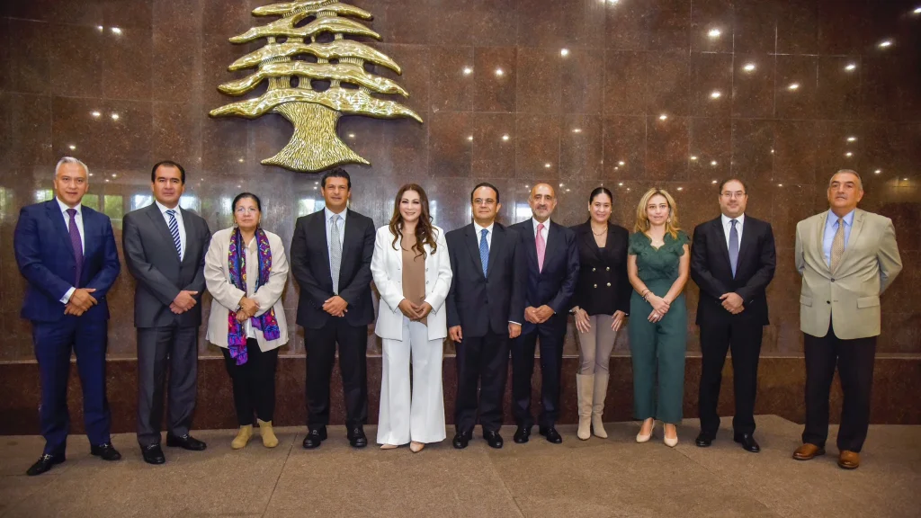 Grupo de personas posan en una fotografía institucional durante un acto de reconocimiento de la CODHEM a la resiliencia y solidaridad de la comunidad mexicana-libanesa.