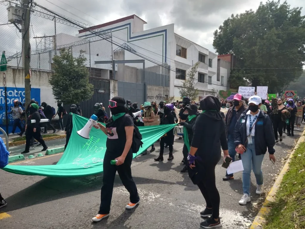 Personas participan en una marcha en la vía pública mientras la CODHEM brinda acompañamiento a mujeres durante la manifestación del 28S.