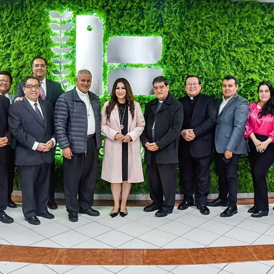 Grupo de personas posan en una fotografía institucional frente a un muro verde con el emblema de la CODHEM, durante un encuentro con el Consejo Interreligioso para promover y difundir los derechos humanos.