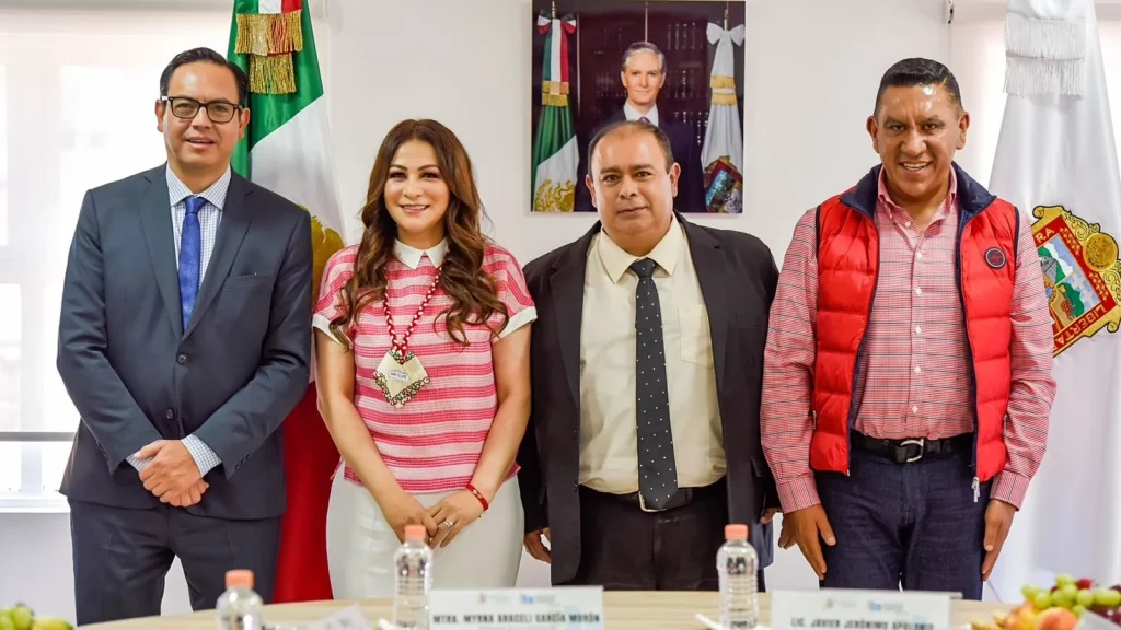 Personas posan en una fotografía institucional durante una reunión entre la CODHEM y el Ayuntamiento de San Felipe del Progreso para fortalecer la protección de los derechos humanos de pueblos originarios.