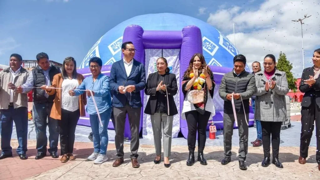 Personas cortan un listón durante la inauguración del Planetario Móvil de la CODHEM, instalado en una plaza pública para promover y capacitar en derechos humanos en comunidades de los municipios mexiquenses.