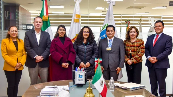 Grupo de personas posan en una fotografía institucional durante una reunión de trabajo entre visitadores especializados de la CODHEM y la Fiscalía Central Jurídica de la FGJEM.