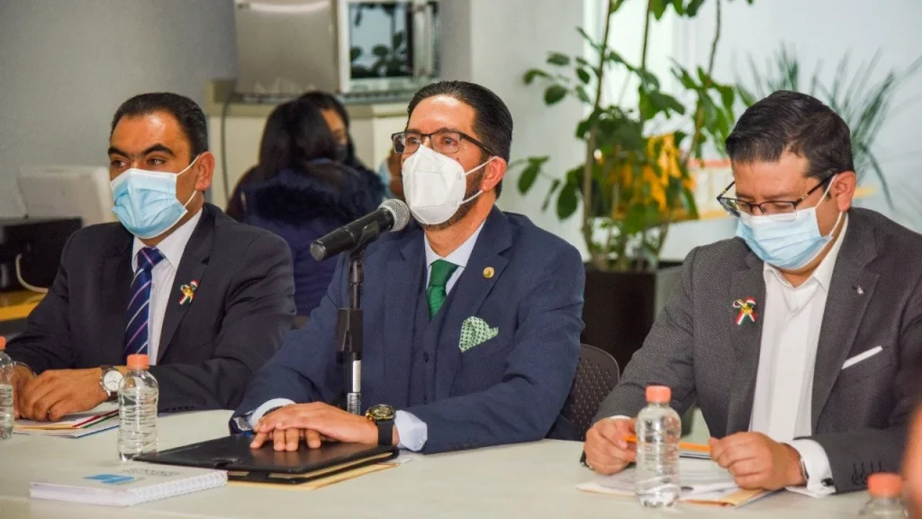 Personas sentadas en una mesa durante la tercera sesión ordinaria, donde un representante del organismo defensor informa sobre atribuciones y actividades para proteger el derecho a la salud y otros derechos. Víctor Delgado Pérez, informó las atribuciones y actividades para proteger el derecho a la salud y otros.