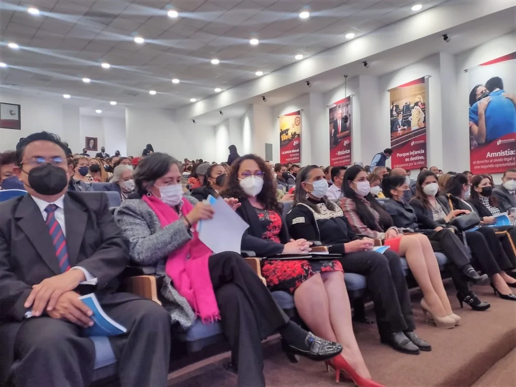 Personas asistentes sentadas en un auditorio durante la presentación del Manual de Derechos Humanos en el Ámbito Educativo, con participación de la Primera Visitaduría General.