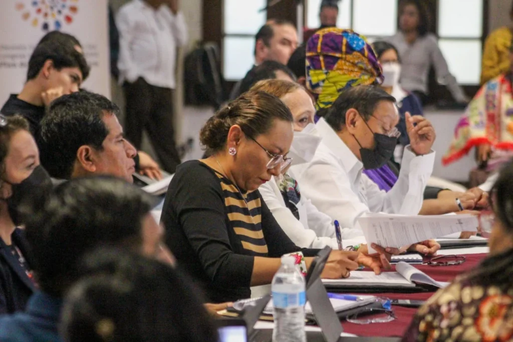 Personas asistentes participan en una mesa de trabajo durante la 2ª Jornada Nacional por la Reconstrucción Lingüística, con presencia de una visitaduría especializada de la CODHEM.