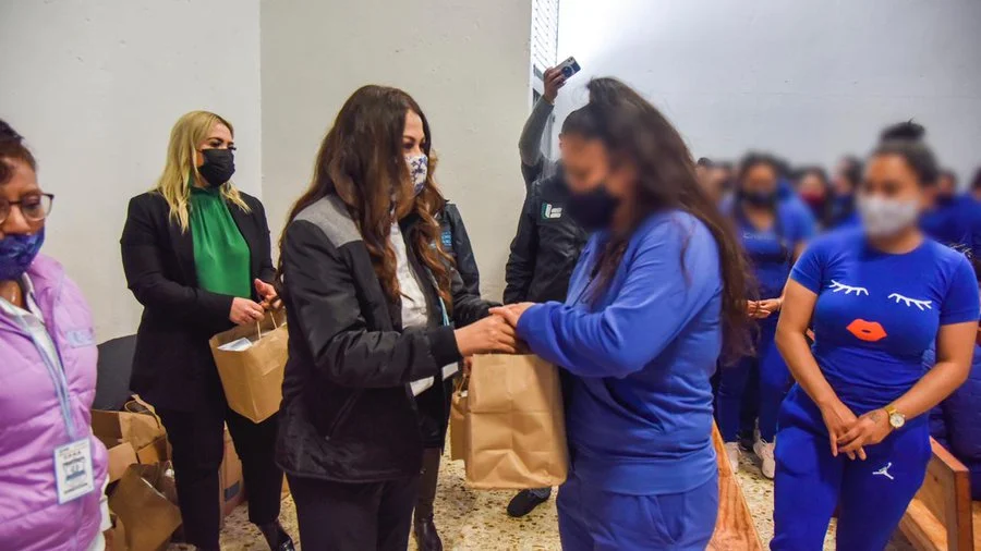 Personal de la CODHEM entrega apoyos y dialoga con mujeres privadas de la libertad durante una visita institucional al CPYRS de Texcoco.