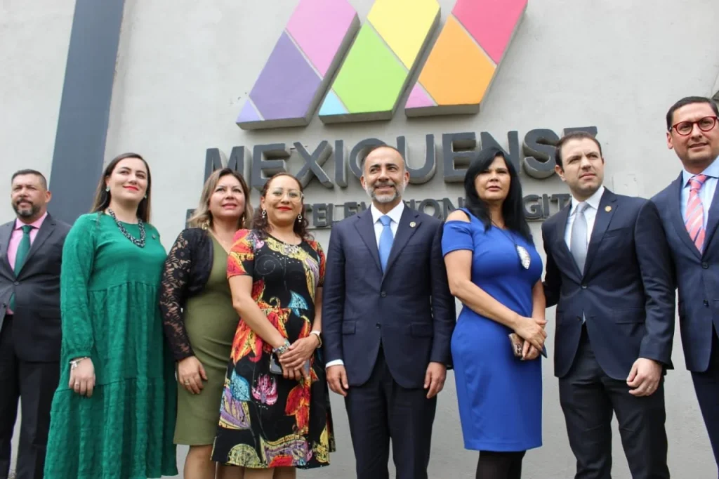 Grupo de personas posa en una fotografía institucional frente al edificio de Radio y Televisión Mexiquense, durante un acto público oficial.