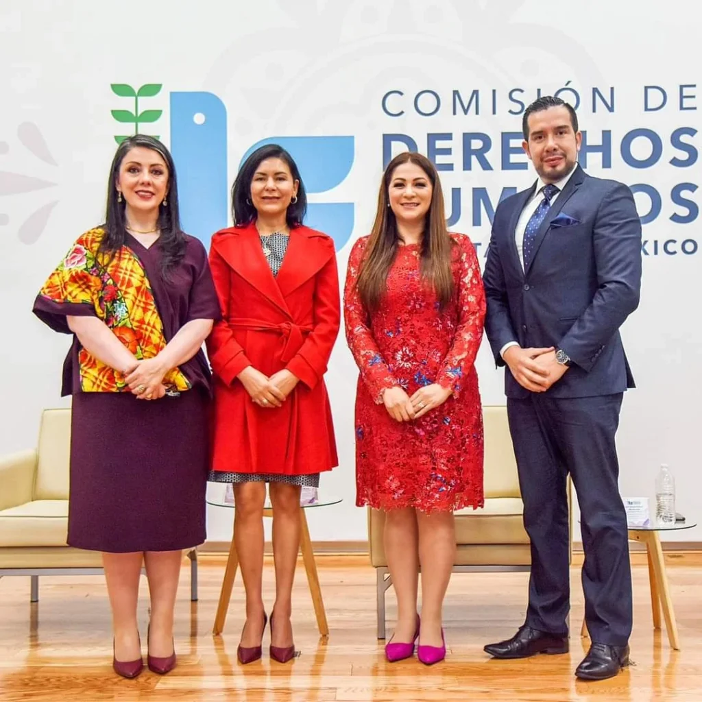 Personas sentadas en una mesa durante la presentación del podcast “¿Qué onda con tus derechos?” en la CODHEM, una colaboración con JUFED para difundir y explicar derechos humanos mediante episodios temáticos.
