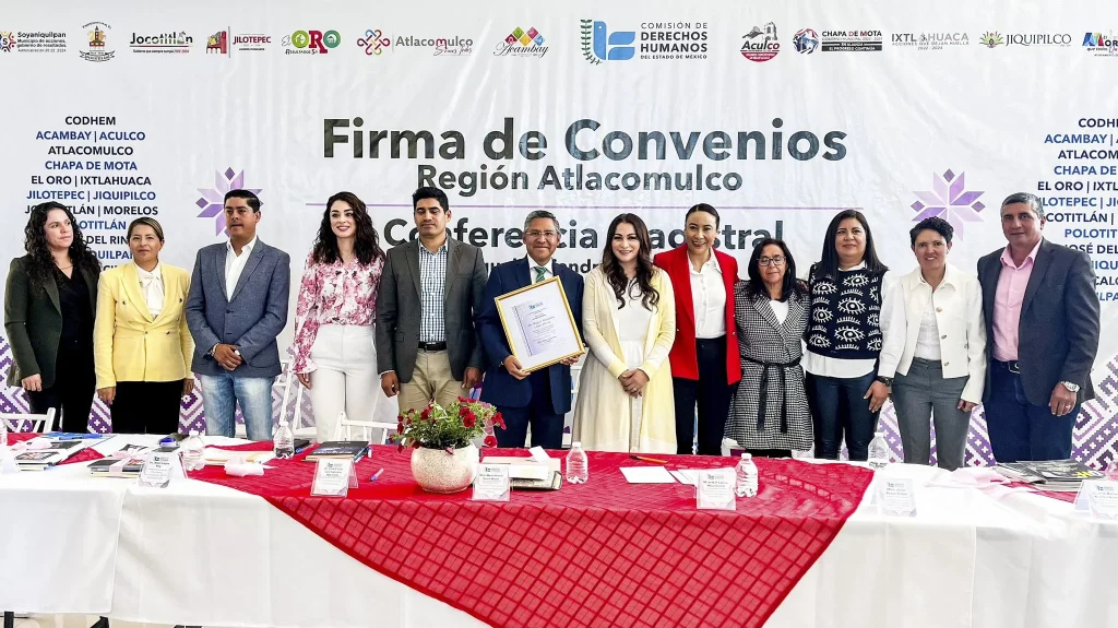 Grupo de personas autoridades municipales y de la CODHEM posan frente a un fondo institucional durante la firma de convenios de colaboración con ayuntamientos del norte del Estado de México, para promover el derecho humano a la buena administración pública.