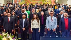 Personas posan en una fotografía institucional durante una jornada de capacitación de la CODHEM, enfocada en la profesionalización del personal para ofrecer servicios con calidad, calidez y eficiencia.