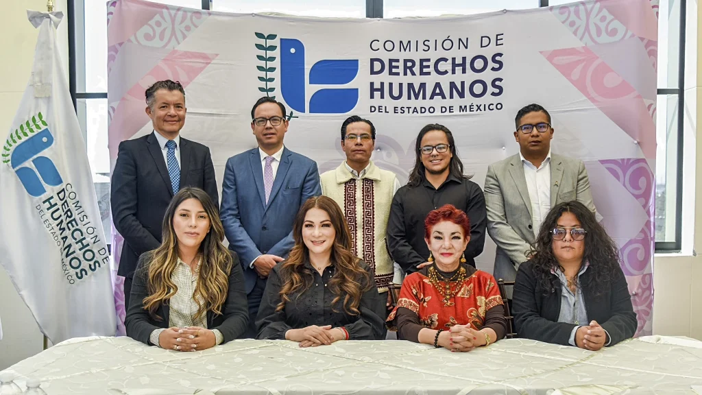RINDEN PROTESTA LOS NUEVOS INTEGRANTES DEL CONSEJO CIUDADANO PARA LA PREVENCIÓN Y ELIMINACIÓN DE LA DISCRIMINACIÓN. Fotografía grupal frente a un banner de la Comisión de Derechos Humanos del Estado de México.