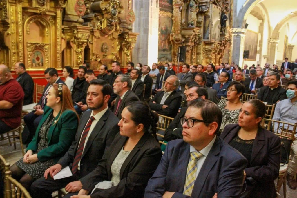 EL DIÁLOGO FORTALECE LAS LIBERTADES RELIGIOSA, DE EXPRESIÓN Y DE CONCIENCIA. Asistentes reunidos en un recinto religioso durante un coloquio conmemorativo sobre respeto y paz.