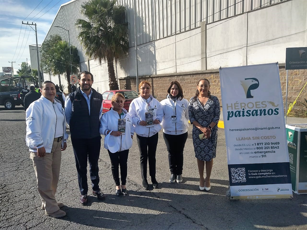 Personas en vía pública junto a un banner de “Héroes Paisanos”; CODHEM participa en operativo del programa Migrante Mexiquense brindando asesoría y orientación.