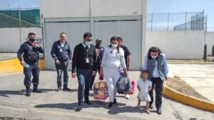 Grupo de personas camina en espacio exterior junto a instalaciones institucionales; se anuncia la liberación de una persona tras un pronunciamiento de amnistía de la CODHEM.