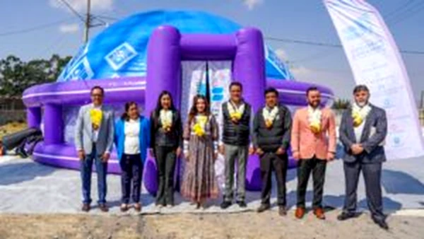 Grupo de personas posa al aire libre frente a una estructura inflable institucional; la CODHEM y el municipio de Almoloya de Juárez implementarán acciones para el ejercicio efectivo de los derechos humanos.