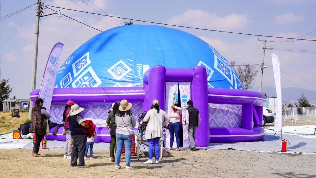 Personas hacen fila para entrar a un planetario móvil inflable en un espacio abierto; LLEVA CODHEM CAPACITACIÓN A COMUNIDADES ALEJADAS CON EL USO DEL PLANETARIO MÓVIL.