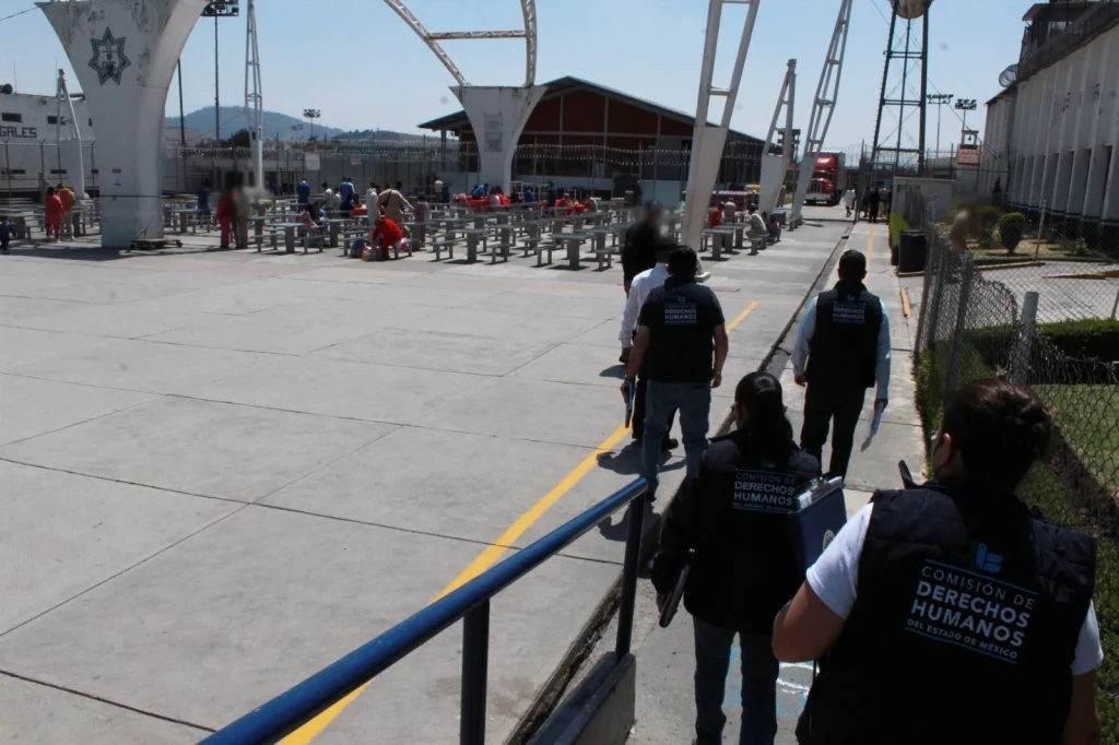 Personal de la Comisión de Derechos Humanos recorre un área común de un centro penitenciario, supervisando que las actividades internas se desarrollen con normalidad durante el proceso electoral.