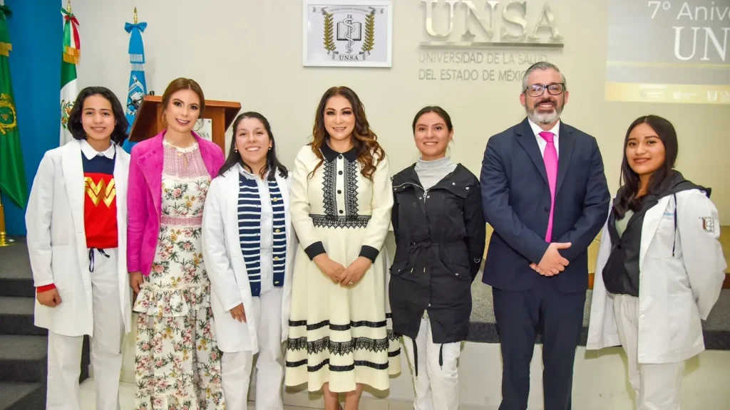 Grupo de estudiantes de medicina y personal institucional posan en la Universidad de la Salud del Estado de México durante actividad vinculada a la visibilización de la violencia contra médicos residentes.