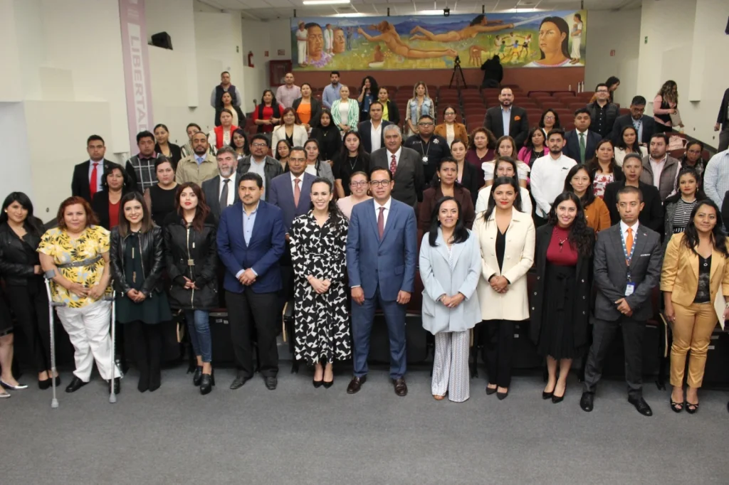 Foto grupal en auditorio de personal de la CODHEM junto con 71 titulares de defensorías municipales de derechos humanos, reunidos para fortalecer la vinculación institucional.
