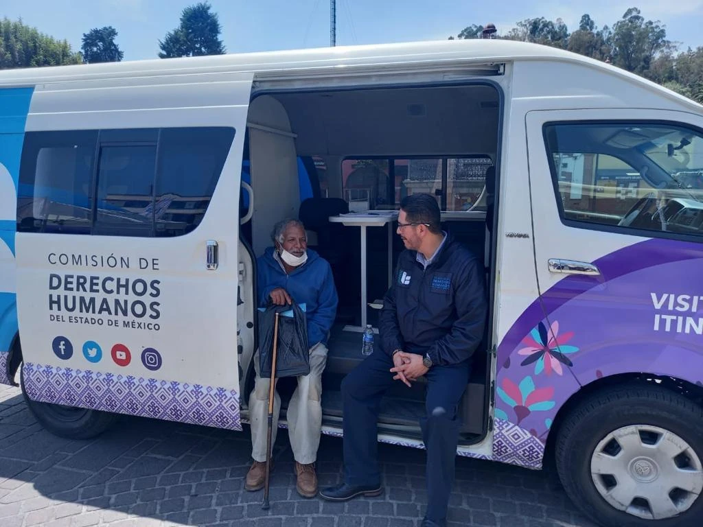 Unidad móvil de la CODHEM brinda atención itinerante a persona adulta mayor en comunidad del Estado de México, como parte del recorrido en zonas alejadas.