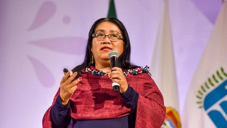 Persona ponente de la CODHEM participa en evento institucional, exponiendo sobre la importancia de reconocer y mostrar solidaridad con pueblos indígenas para promover la interculturalidad.
