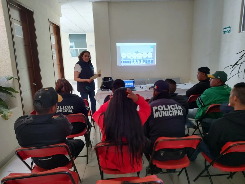 Persona facilitadora de la CODHEM imparte capacitación a elementos de policía municipal en aula, como parte de la formación brindada a miles de personas en el Estado de México.