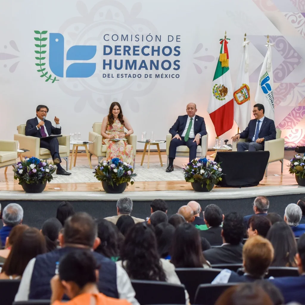 Panel público en la Comisión de Derechos Humanos del Estado de México, donde personas ponentes presentan una propuesta de modelo ético contra la corrupción frente a una audiencia.