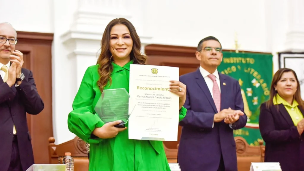En el marco del Día de las y los Abogados, la presidenta de la Comisión de Derechos Humanos del Estado de México (CODHEM) Myrna Aracely García Morón recibió un reconocimiento por la Defensa de los Derechos Humanos