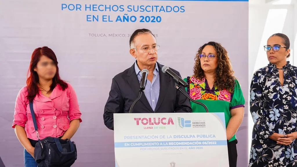 Acto público en Toluca donde autoridades municipales ofrecen una disculpa institucional frente a un podio, acompañadas por representantes, en un evento observado por la CODHEM.