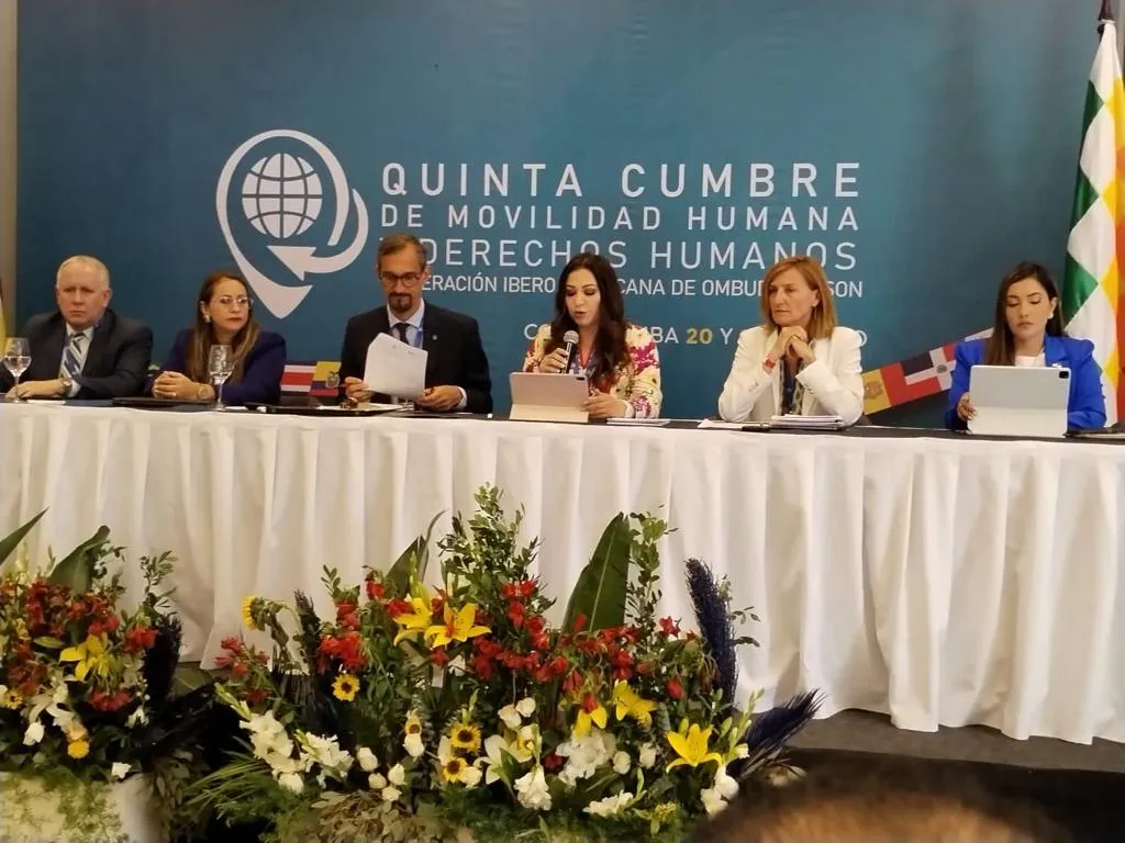Mesa de panel en la Quinta Cumbre Iberoamericana de Movilidad Humana y Derechos Humanos, con varias personas representantes instituciones, donde la CODHEM participa en nombre de la FMOPDH.
