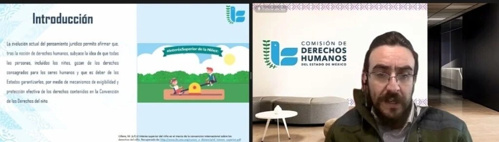 Captura de una presentación virtual dividida en pantalla: a la izquierda se observa una diapositiva titulada “Introducción” sobre derechos humanos de la niñez con ilustraciones; a la derecha aparece una persona hablando en videoconferencia frente a un fondo con el logotipo de la Comisión de Derechos Humanos del Estado de México.