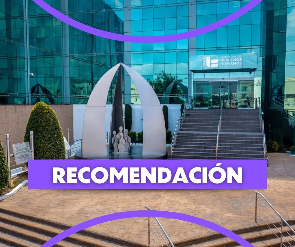 Fachada de un edificio con muros de vidrio verde y escaleras de acceso en la entrada principal, donde se observa un letrero que dice “Comisión de Derechos Humanos”. En primer plano hay una escultura abstracta de varias figuras humanas bajo una estructura curva. La imagen incluye elementos gráficos en color morado y una franja con la palabra “RECOMENDACIÓN” en letras grandes.