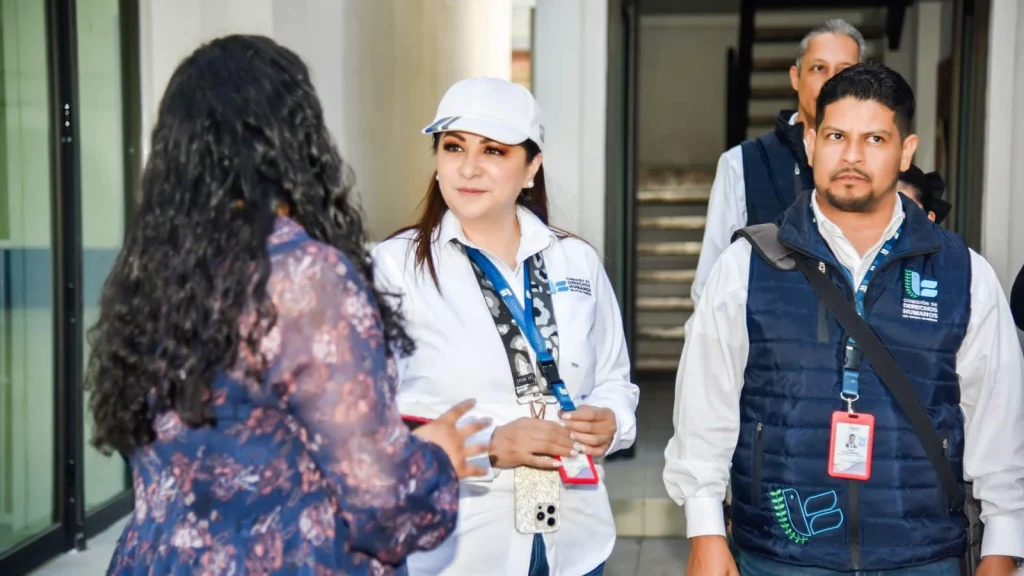 Grupo de personas durante un recorrido institucional en un pasillo exterior, con identificación visible, frente a un acceso que dice “Contraloría Interna Municipal”.