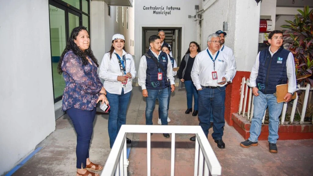 Grupo de personas durante un recorrido institucional en un pasillo exterior, con identificación visible, frente a un acceso que dice “Contraloría Interna Municipal”.