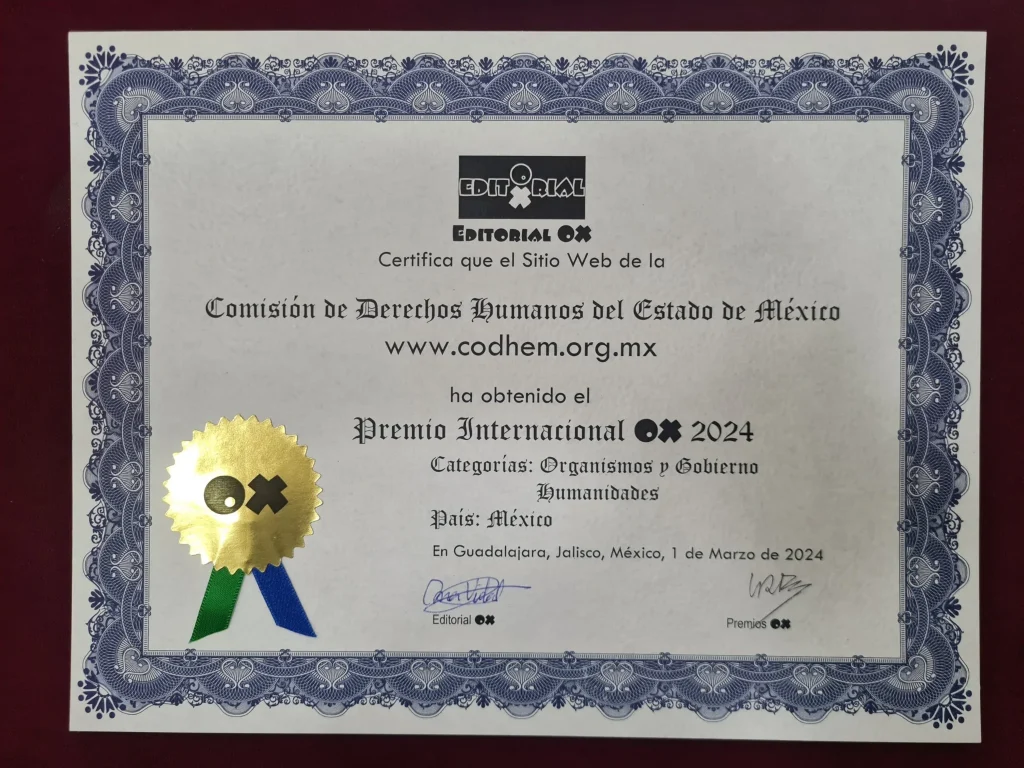 Certificado impreso con borde decorativo en color azul colocado sobre una superficie roja. El documento incluye el logotipo de “Editorial OX” y el texto: “Certifica que el Sitio Web de la Comisión de Derechos Humanos del Estado de México