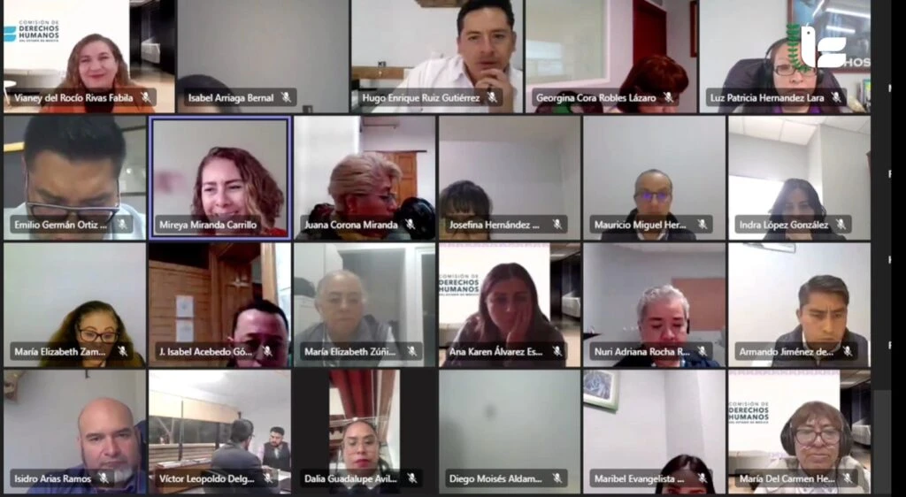 Captura de pantalla de una reunión virtual en formato de videoconferencia con múltiples participantes organizados en una cuadrícula; cada recuadro muestra a una persona conectada desde distintos espacios interiores, con nombres visibles en etiquetas y algunos micrófonos desactivados.