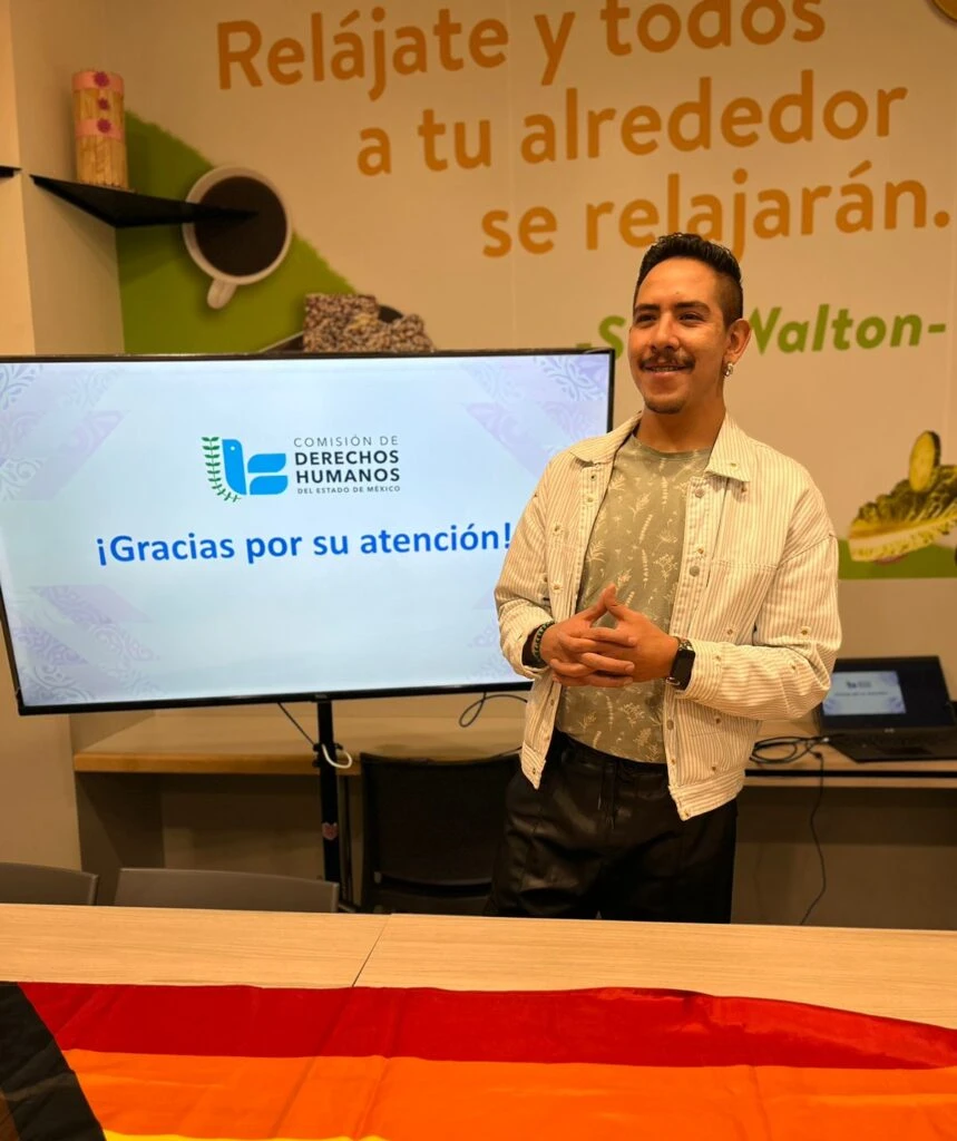 Persona de pie frente a una pantalla que muestra el logotipo de la Comisión de Derechos Humanos del Estado de México y el mensaje “¡Gracias por su atención!”, en un espacio de capacitación.