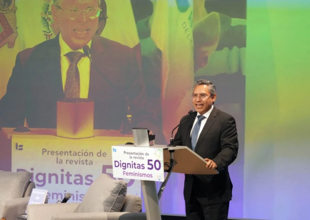 Panel con cuatro personas sentadas en el escenario durante la presentación de la revista “Dignitas 50 Feminismos”, frente a una audiencia, con el logotipo de la Comisión de Derechos Humanos del Estado de México en el fondo.