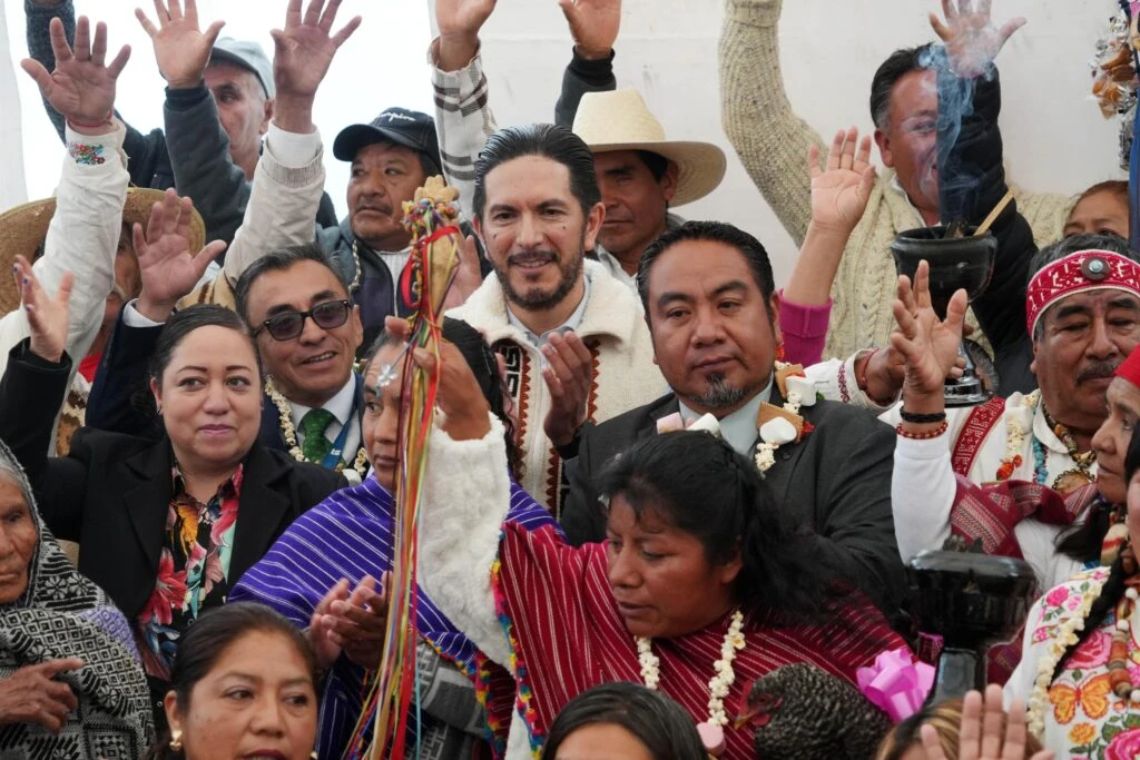 Módulo móvil de atención de la CODHEM brinda orientación directa a habitantes de una comunidad, mientras el Presidente de la CODHEM, Víctor Leopoldo Delgado Pérez, supervisa las actividades de acercamiento institucional.