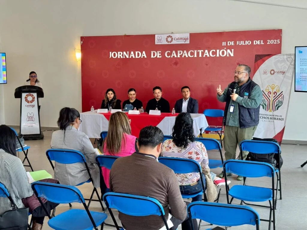 Panel de especialistas y asistentes participan en una jornada de capacitación en materia de derechos humanos realizada en Calimaya, Estado de México.