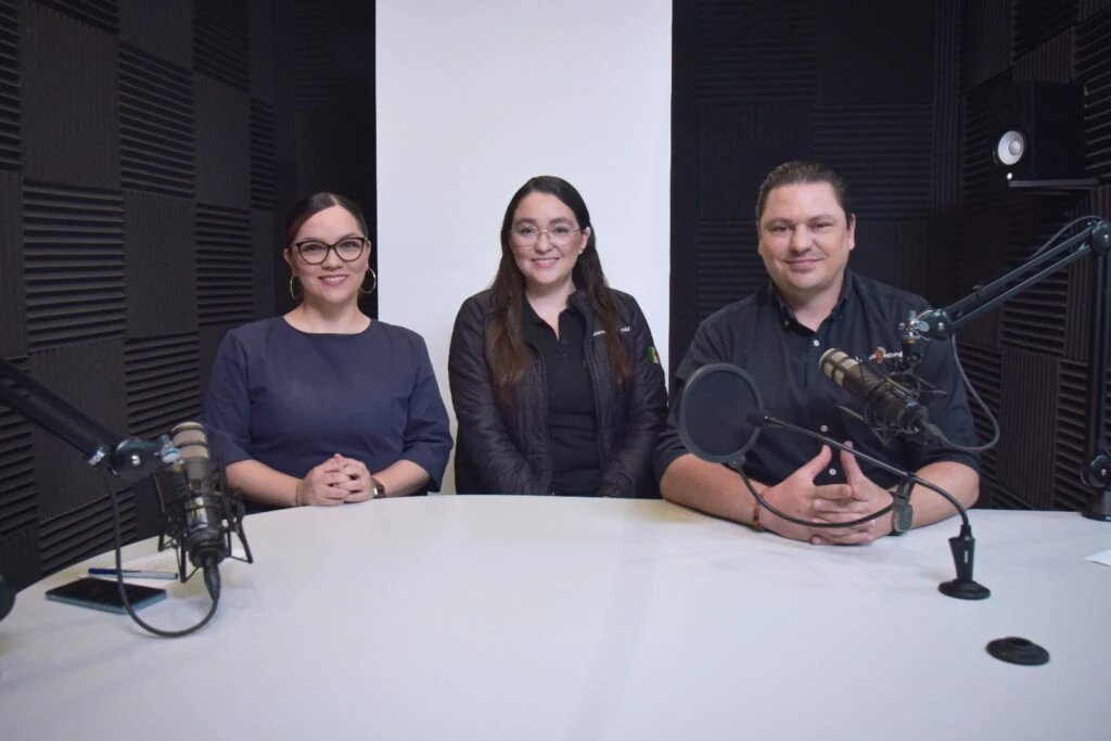 Participantes posan en una cabina de grabación tras una entrevista o programa dedicado a la difusión de información de interés público.