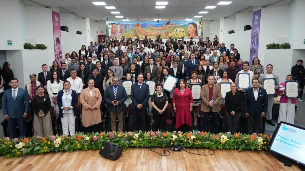 El Presidente de la CODHEM, Víctor Leopoldo Delgado Pérez, dirige un mensaje durante la ceremonia de entrega del Premio Contra la Discriminación 2025, en presencia de personas galardonadas e invitadas.