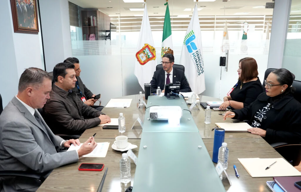 El presidente de la CODHEM Víctor Leopoldo Delgado Pérez preside una sesión con integrantes del comité de selección en una sala institucional, en el marco de los trabajos para integrar el consejo para prevenir la discriminación.