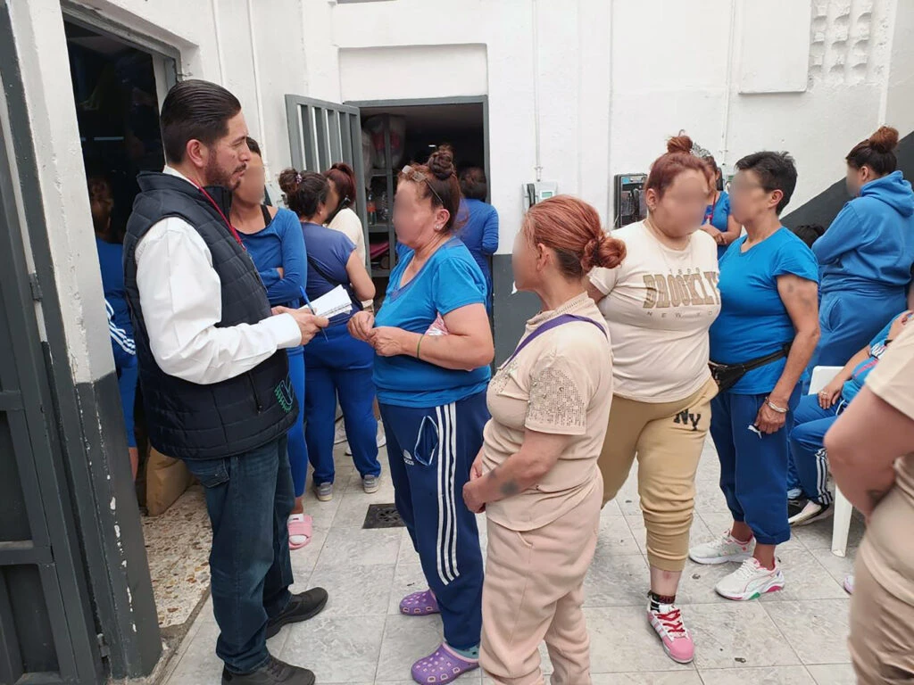 El presidente de la CODHEM Víctor Leopoldo Delgado Pérez participa en una supervisión permanente de los Centros Penitenciarios y de Reinserción Social, dialogando con personas privadas de la libertad en un área común del centro, como parte de las acciones de observación y protección de los derechos humanos.