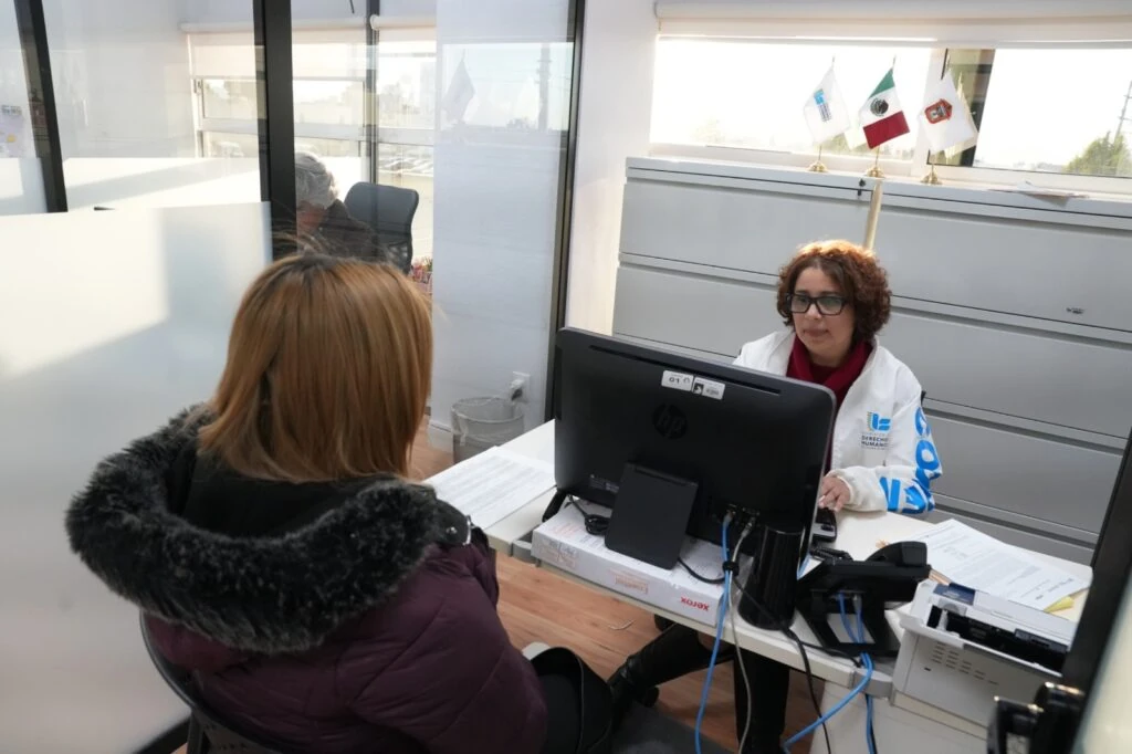 Fortalece CODHEM acciones para el buen gobierno y prevención de la corrupción a través de procesos de atención ciudadana, con personal de la Comisión en un espacio de oficina revisando documentos y brindando seguimiento a una solicitud.