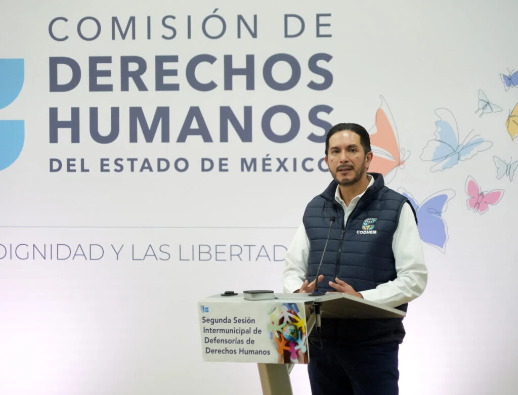 El presidente de la CODHEM Víctor Leopoldo Delgado Pérez participa en la capacitación dirigida a defensorías municipales de derechos humanos durante la Segunda Sesión Intermunicipal, destacando la importancia de fortalecer las capacidades institucionales para la promoción, protección y defensa de los derechos humanos en los municipios del Estado de México.