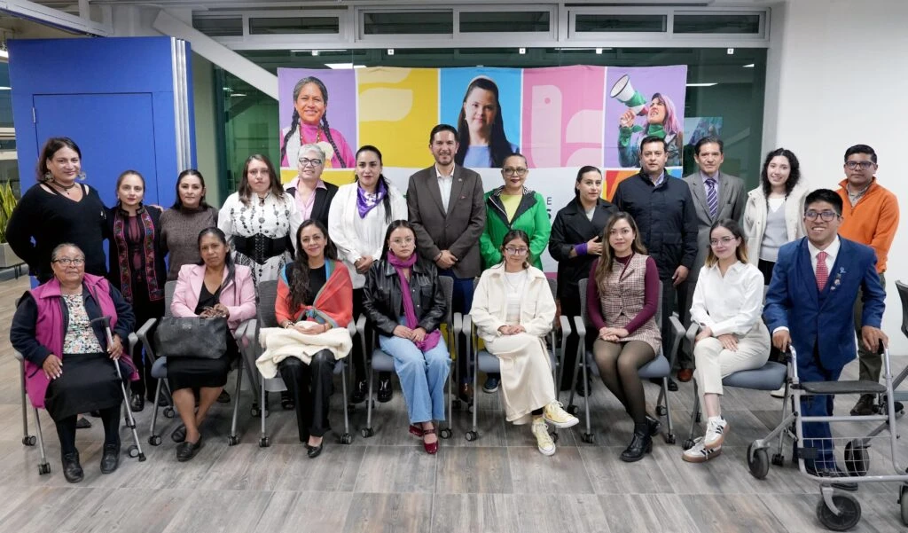 El presidente de la CODHEM Víctor Leopoldo Delgado Pérez comparte una fotografía grupal con colectivas, académicas, activistas y personas participantes en el encuentro de trabajo, enfocado en revisar avances, fortalecer acciones y promover una sociedad más justa, igualitaria y libre de violencias.