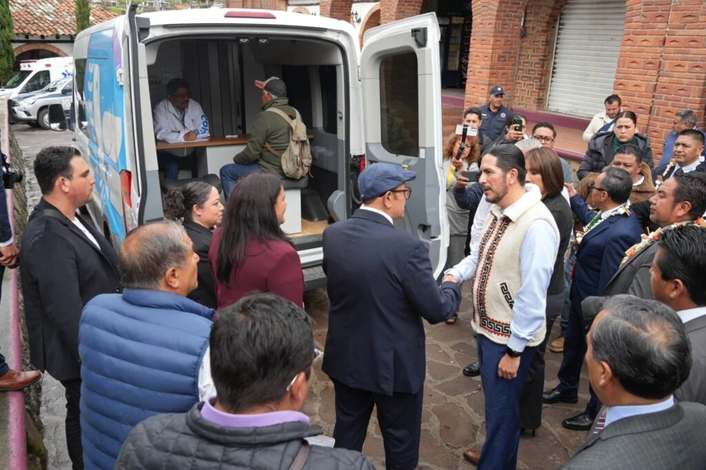 El presidente de la CODHEM Víctor Leopoldo Delgado Pérez acompaña las acciones de la Visitaduría Itinerante, coordinada por la Unidad de Servicios, Orientación y Recepción de Quejas; en la imagen se aprecia una unidad móvil abierta, personal institucional y asistentes reunidos mientras una persona recibe atención dentro del vehículo por presuntas violaciones a derechos humanos.