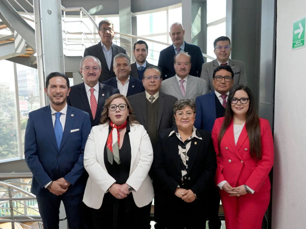 Grupo de personas posando en una zona interior con escaleras y ventanales, en el marco de la Semana Anticorrupción 2025. La fotografía acompaña el mensaje de Víctor Delgado Pérez sobre la transparencia como compromiso público para hacer realidad la justicia, la legalidad y la dignidad.