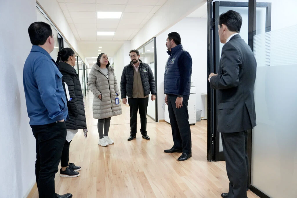 Víctor Delgado durante una actividad institucional de la CODHEM, en la que informó que en 2025 se brindaron 17 mil 853 servicios y se radicaron 5 mil 141 quejas por posibles vulneraciones de autoridades estatales o municipales contra personas en la entidad.